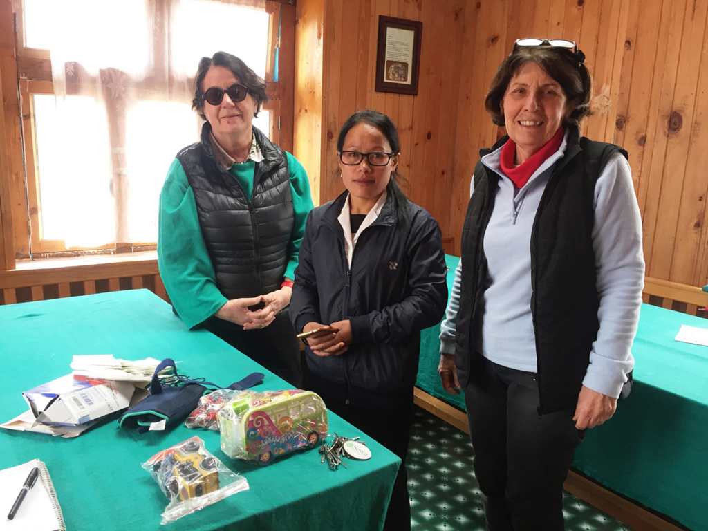 Evelyne et Monique au dispensaire avec l'infirmière Suku