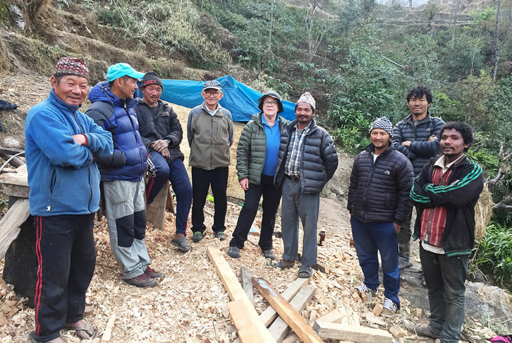 L'équipe d'ouvriers entourant Evelyne (construction maison Jhanak)