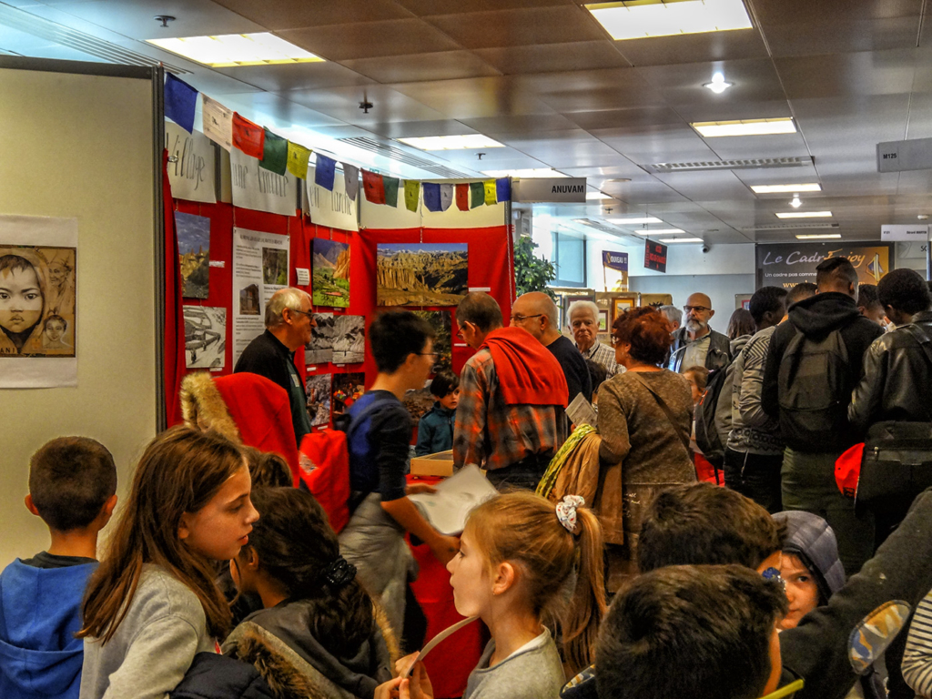 Affluence à notre stand : des scolaires et des adultes