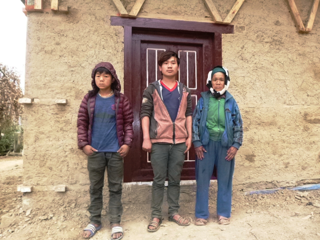 La famille Satra Bahadur Rai devant leur maison.